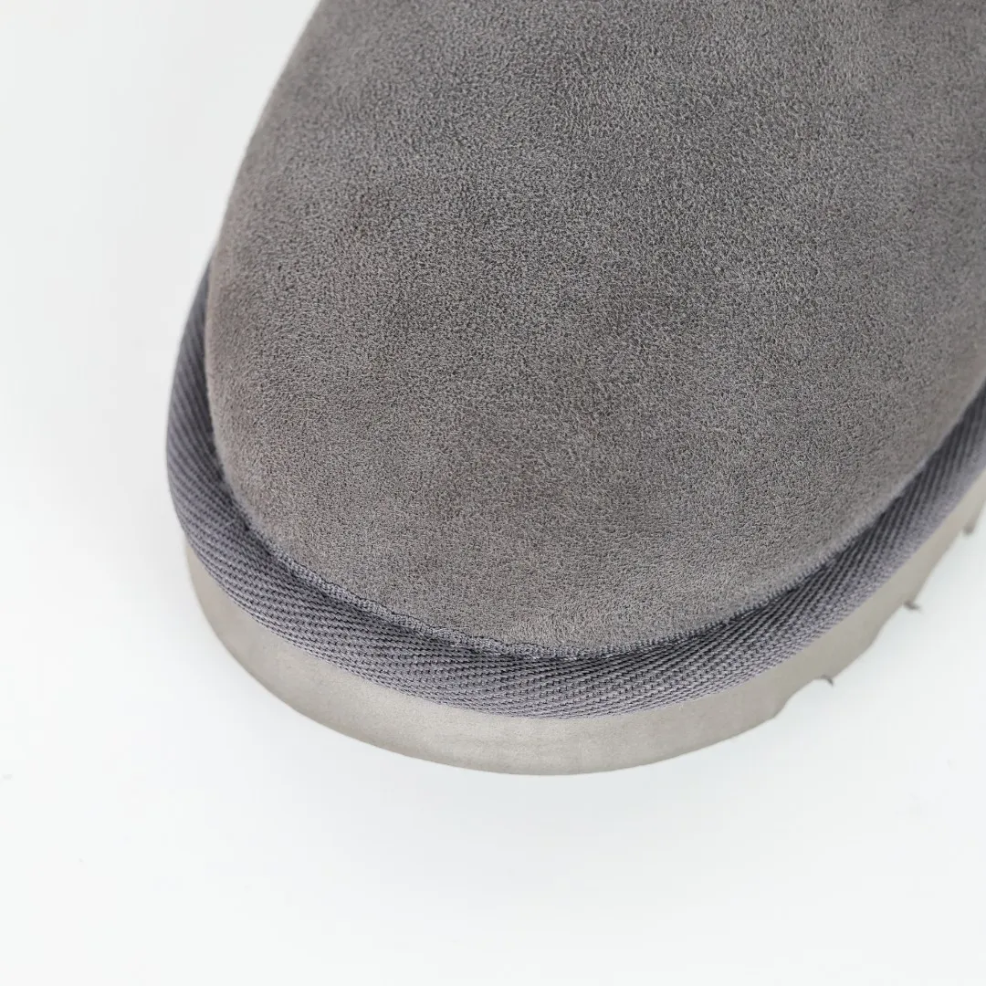 Pick up locally 💰600 Core recommended good price Independently developed original outsole and cashmere insole to keep you warm in winter and suitable for home use. In the new year, uug launched a style series, which is partially geared towards the preferences of young consumers and has also moved to the forefront of fashion trends. Shoe body material Water-repellent coated suede upper 17 mm UGGPURE™ implanted wool insole Lightweight non-slip comfortable rubber outsole With brand LOGO trademark Comes with a full set of packaging Size: 35 36 37 38 39 40